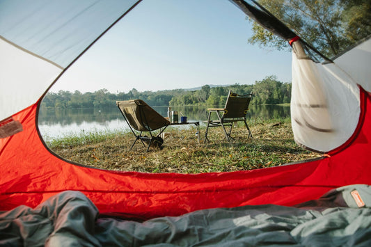 Camping au bord du lac en été